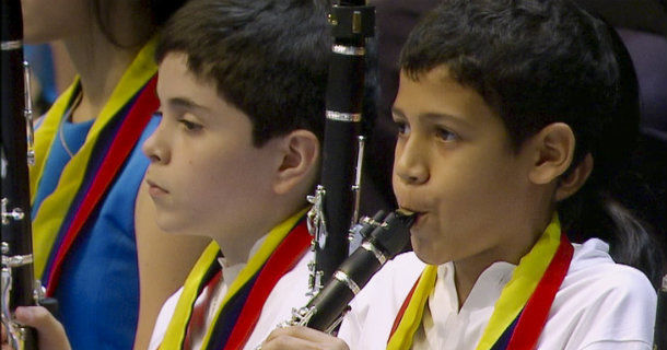 Unga musiker i "Spelglädje - Sir Simon och Venezuelas ungdomsorkester" i SVT Play