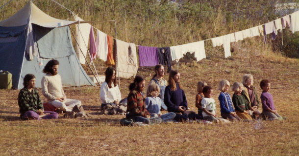 Hippies i dokumentären "Uppvuxen i hippieland" i UR Play
