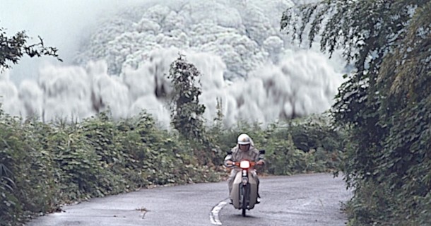Motorcyklist flyr från vulkanen Unzens eruption i dokumentären "Dödsvulkanen" i SVT Play