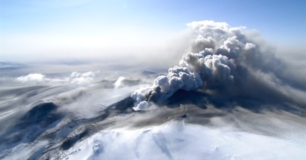 Vulkan får utbrott i dokumentären "Jordens farligaste vulkaner" i UR Play