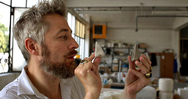 Parfymören Alessandro Gualtieri i dokumentären "Med näsa för dofter" i UR Play