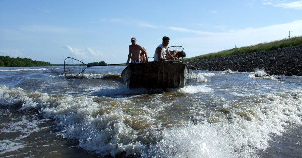 Fiskare i båt i dokumentärserien "När fiskar anfaller" i TV10 Play