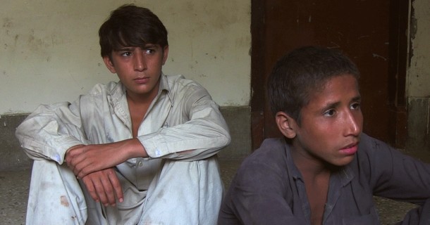 Pojkar i Pakistan i dokumentären "Pakistans förlorade pojkar" i SVT Play.