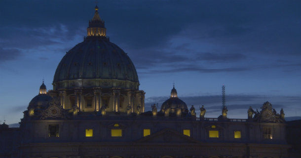 Nattlig bild över Vatikanen i dokumentären "Påven och pengarna" i SVT Play
