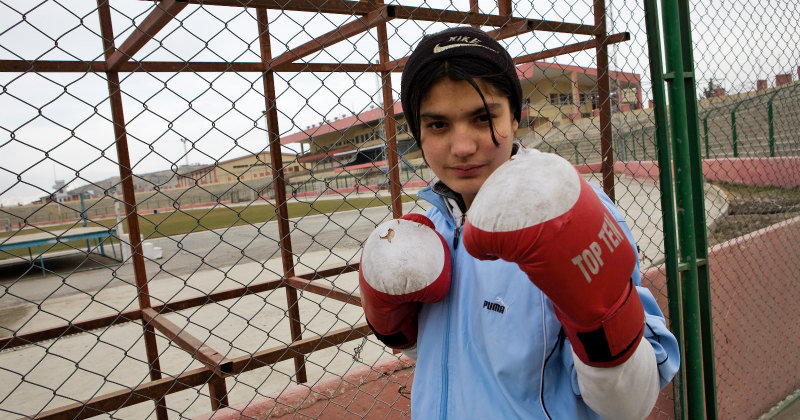 Afghansk kvinna och boxare i dokumentären "Kabuls boxningstjejer" i SVT Play