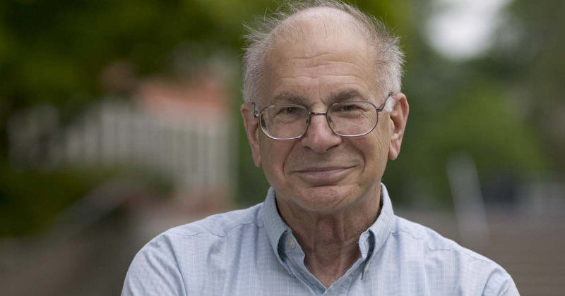 Professor Daniel Kahneman i vetenskapsdokumentären "Striden om dina beslut" i SVT Play