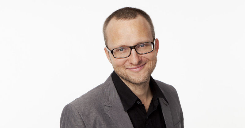 Programledare Anders Holmberg i SVT:s "Toppkandidaterna".