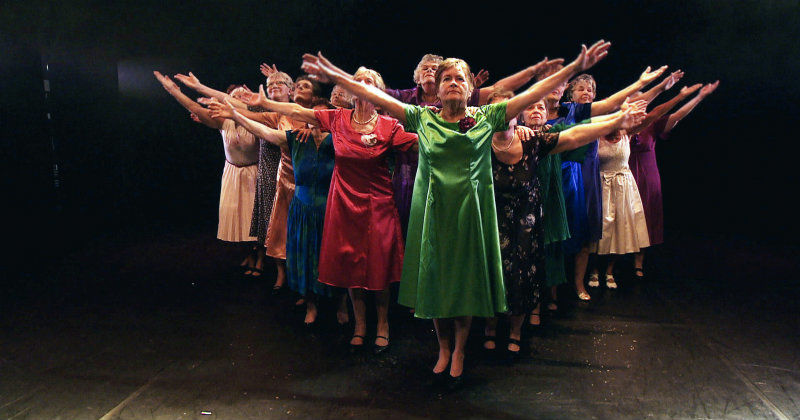Dansande kvinnor i "Arne och damerna" i SVT Play