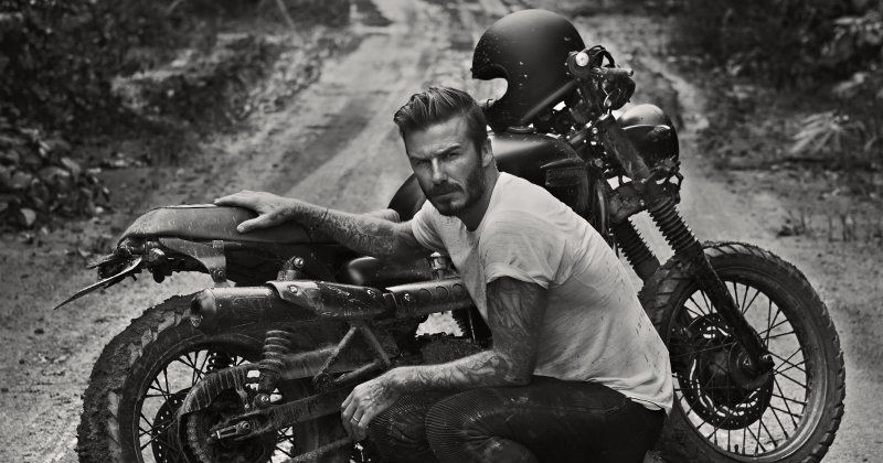 David Beckaham med motorcykel i dokumentären "Beckham i Brasilien" i SVT Play