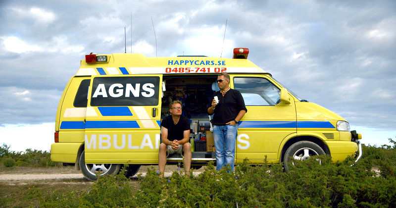 Mattias Bergström och Peter Bergström ger service till nödställda campare med sitt unika fordon ”Husvagnsambulansen”