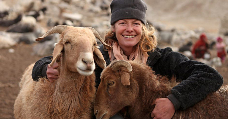 Kate Humble i dokumentärserien "Fåraherdar i extrema miljöer" i UR Play