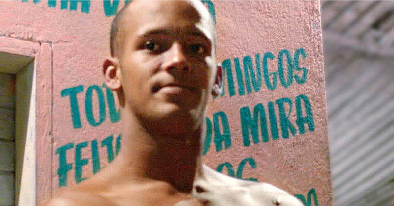 Brasiliansk fotbollsspelare i dokumentären "Fotboll - flykten från favelan" i SVT Play