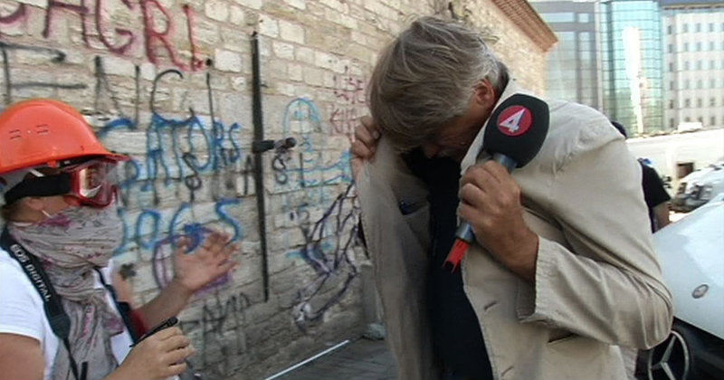 Korrespondent från TV4 under en tårgasattack i dokumentären "Korrarna"