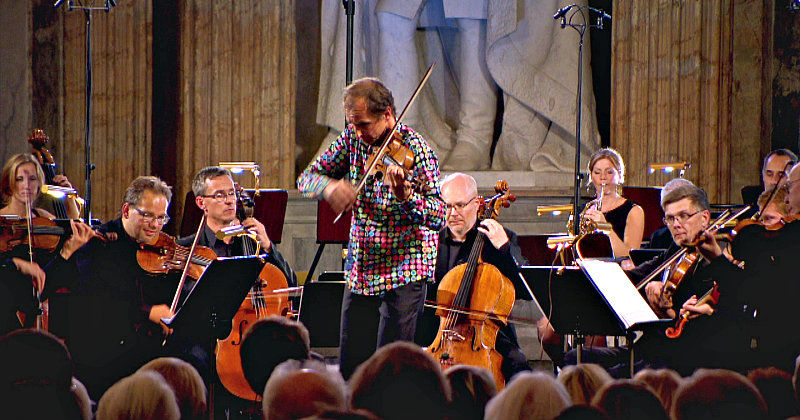 Violinisten Gilles Apap spelar på slottet i "Musik på slottet: Gilles Apap" i SVT Play