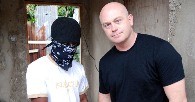 Ross Kemp med gängmedlem i "Ross Kemp: Världens farligaste gäng" i TV10 Play
