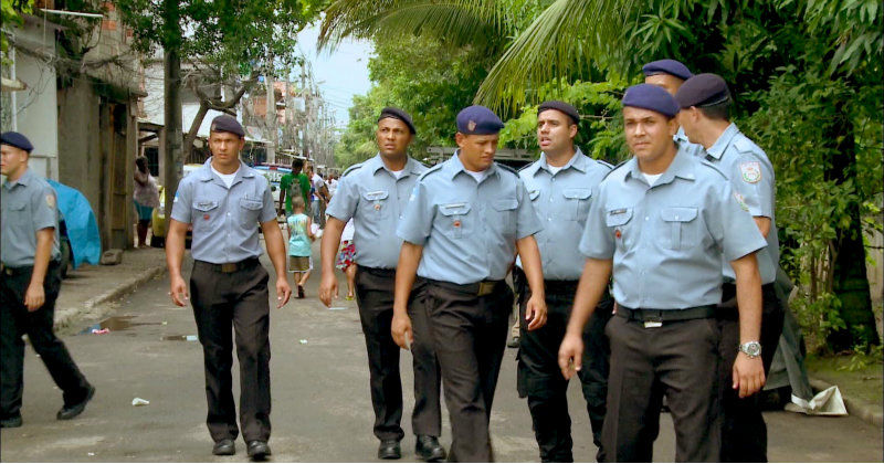 Poliser i Rio i dokumentären "Slaget om Riio" i SVT Play