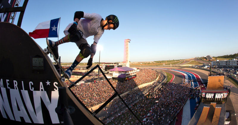 Skateboardåkare på ramp modell större i "X-games LIVE" från Austin, USA i SVT Play