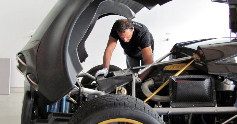 Bygge av sportbilen Pagani i dokumentären "Att bygga en superbil" i TV10 Play