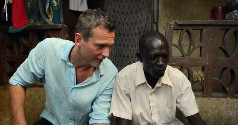 Rikard Sjöberg och afrikan i dokumentären "Att bygga ett land" i TV4 Play