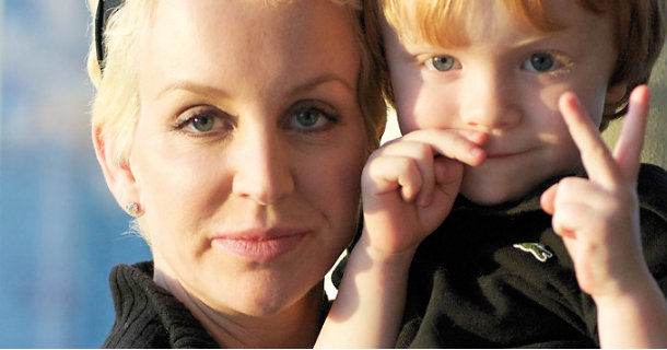 Dee Dee Ricks med barn i dokumentären "Dee Dee Ricks kamp mot bröstcancer" i SVT Play