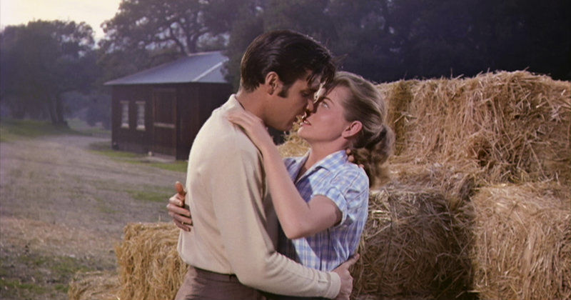 Dolores Hart kysser Elvis i dokumentären "Gud är större än Elvis" i SVT Play