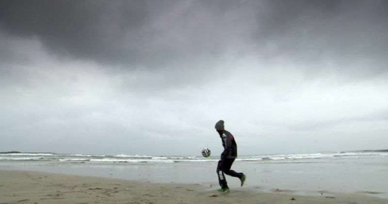 Fotbollsspelare på stranden i dokumentären "Rise as One" i TV10 Play