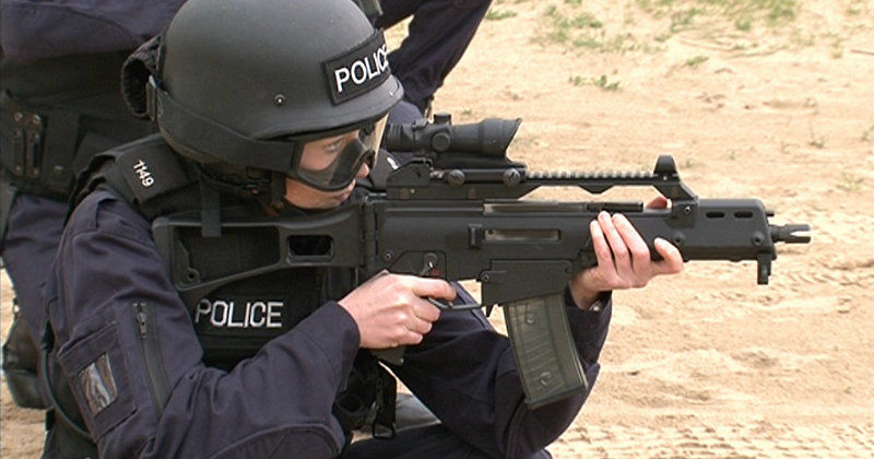 Polis med maskingevär i dokumentärserien "Brit Cops" i TV10 Play