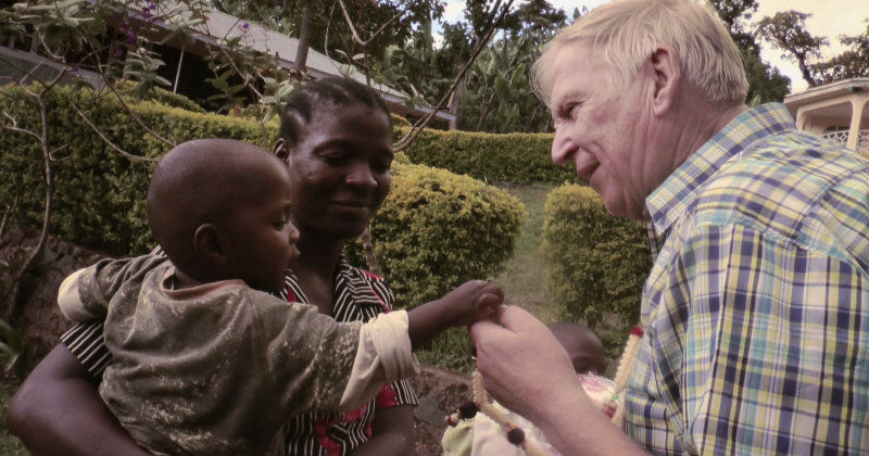 Carl-Erik Sahlberg på barnhemmet i Tanzania i dokumentären "En jämte i Kilimanjaro" i SVT Play