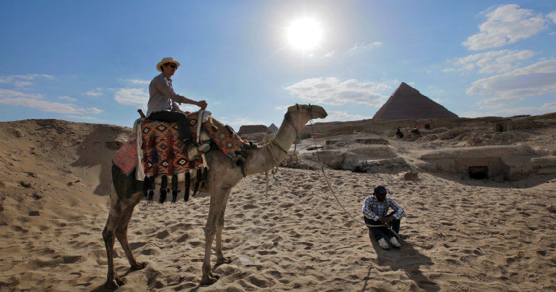 Alastair Sooke vid pyramiderna i Giza i dokumentärserien ”Egyptens glömda konstskatt” i SVT Pla