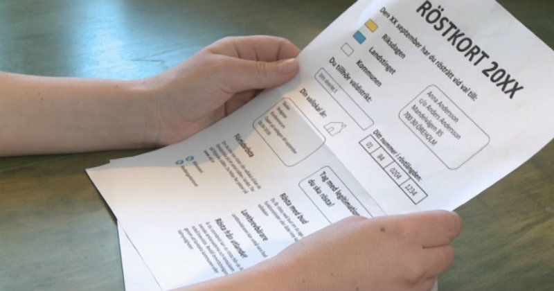 Händer som håller i röstkort i "Hur Sverige styrs" i UR Play