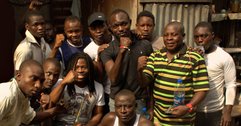 Ade Adepitan och nigerianer i dokumentären "Mot polio till varje pris" i UR Play