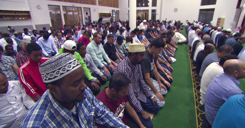 Troende muslimer i "Muslimsk högtid: Ramadan - fasta och fest" i SVT Play