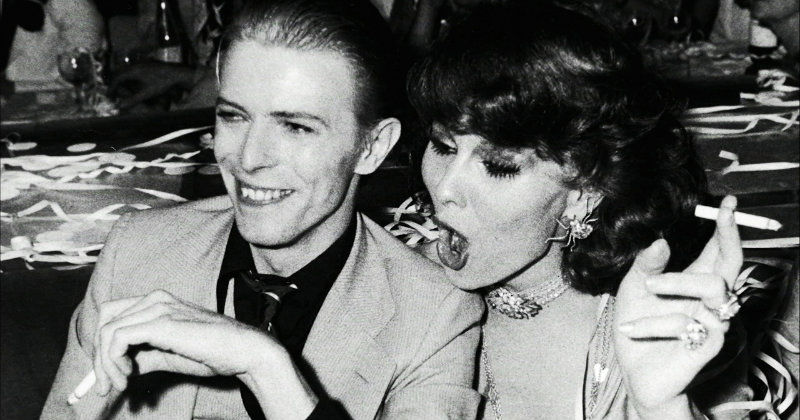 David Bowie med rökande dam i dokumentären "Sex och musik" i UR Play