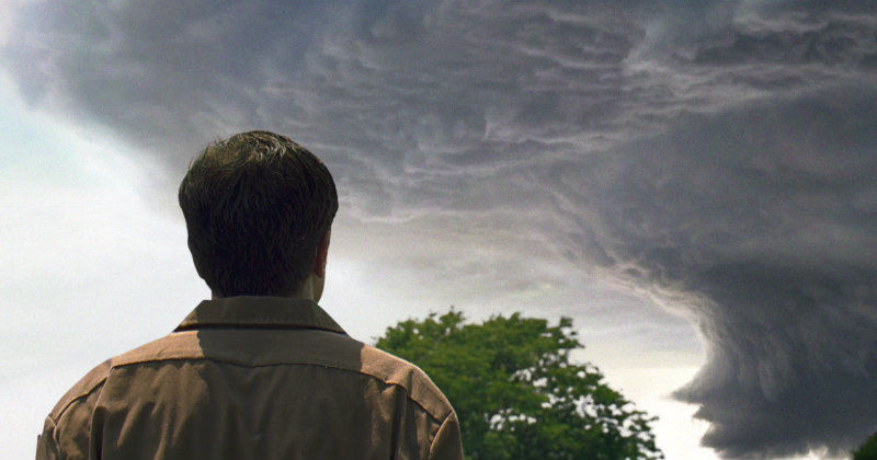 Man ser på tornado i långfilmen "Take Shelter" i SVT Play