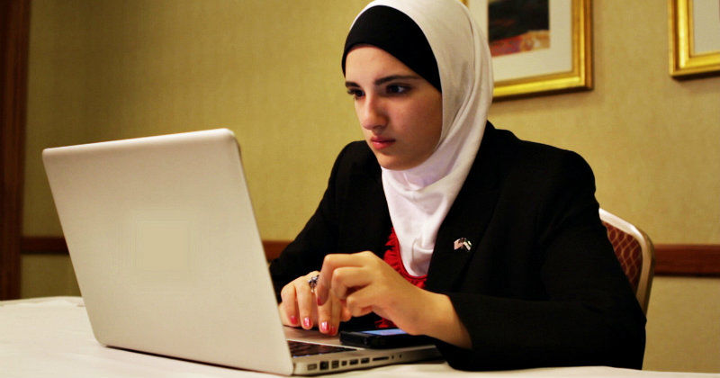 Alaa Basatneh i dokumentären ”#Chicagogirl - moteld i Syrien” i UR Play