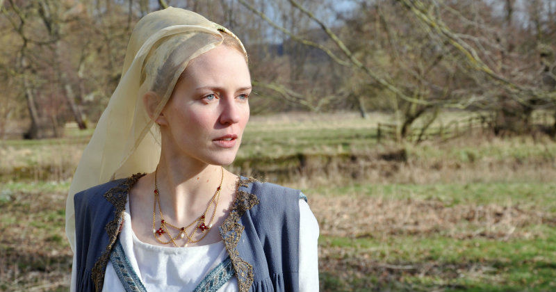 Elizabeth Woodville i den historiska dramaserien "Drottning i rosornas krig" i SVT Play