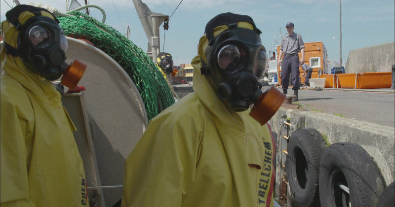 Män i gasmasker arbetar med miljögifter i havet i dokumentären "Giftiga djup" i SVT Play