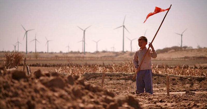 Ung kinesisk pojke som vivtar med röd flagga i dokumentären "Gröna Kina" i SVT Play