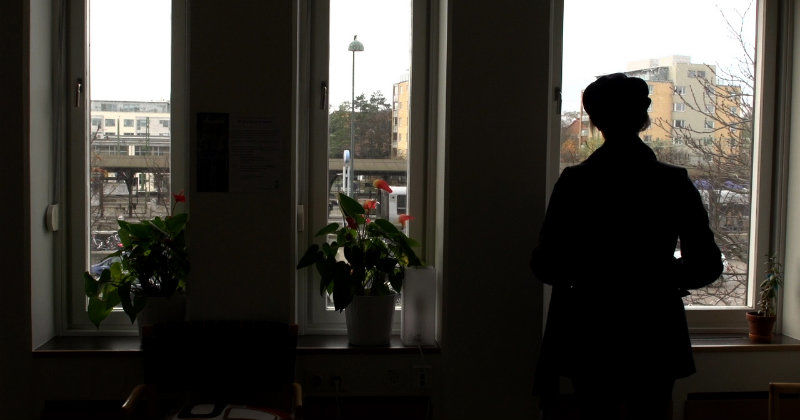 Patient framför fönster i "Mottagningen" i UR Play