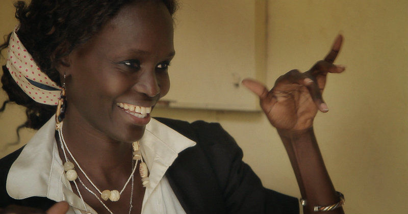 Senegalesisk kvinna försöker lära sig svenska i dokumentären "Hallå Dakar" i SVT Play