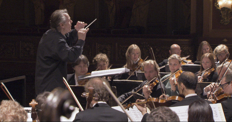 Concertgebouw-orkestern från Amsterdam i dokumentären "Jorden runt på 50 konserter" i SVT Play