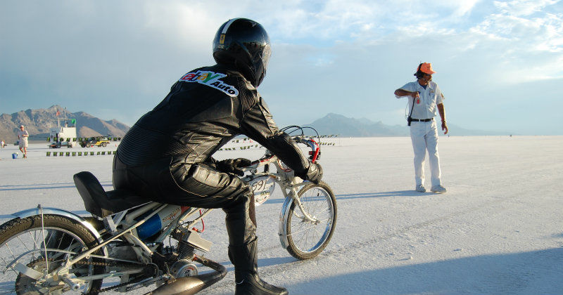Motorcyklist i Utahs saltöken i dokumentärserien "Land Speed Heroes" i TV4 Play