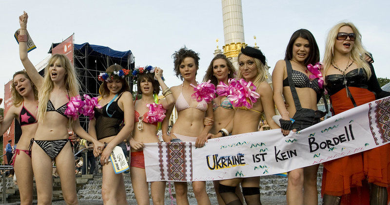 Feminister i Femen protesterar topless i Ukrainai dokumentären "Topless mot makten" i UR Play