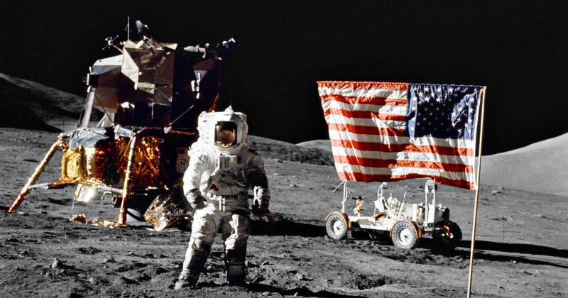 Vy från månen i dokumentären "Apollo 17 - sista man på månen" i TV4 Play