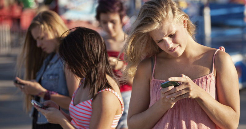 Unga kvinnor med mobiler i "Den mobila revolutionen" i UR Play