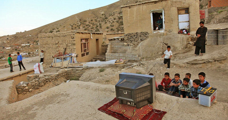 Barn tittar på tv i Afghanistan i dokumentären Fri tv mot alla odds i UR Play