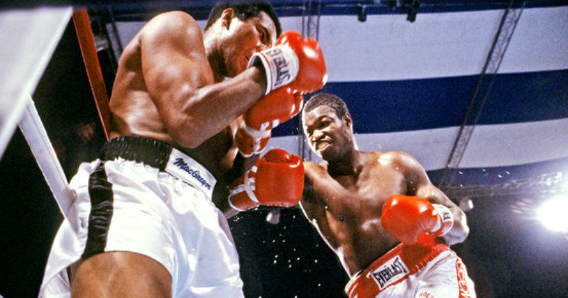 Muhammad Ali och Larry Holmes i dokumentären "Giganternas kamp: Muhammad vs. Larry " i TV10 Play