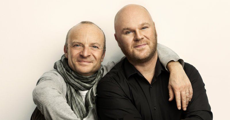 Jonas Gardell och Fredrik Kempe i dokumentären ”Livet är en Schlager - och hårt arbete” i SVT Play