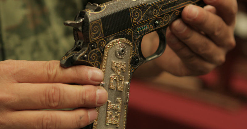 Gyllene pistol i dokumentären "Mexikos knarkmiljardärer" i TV4 Play