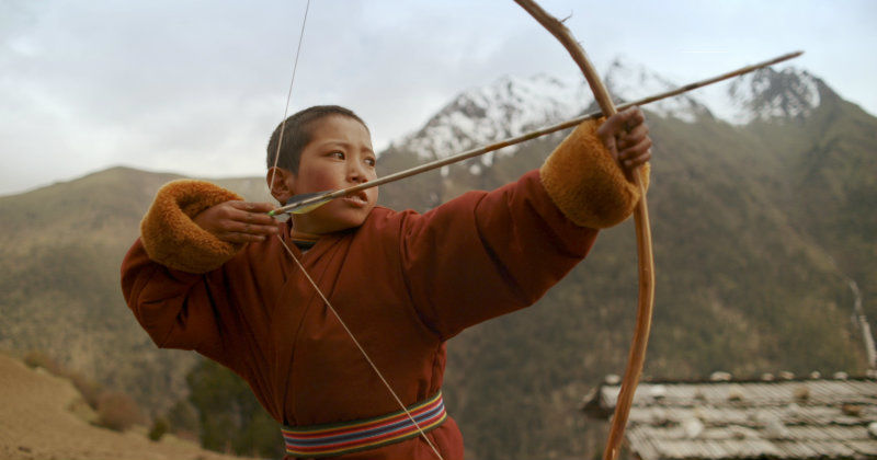 Pojke med pilbåge i Bhutan i dokumentären "När tv kom till Bhutan" i SVT Play